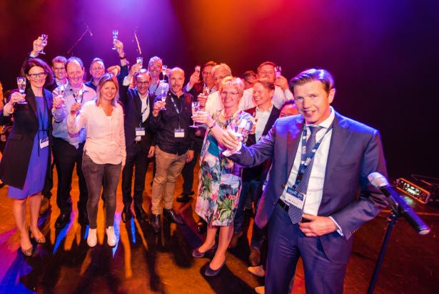IIANederland's tweet photo. Het bestuur en een aantal oud-voorzitters van @IIANederland toostten gisteren op #20jaarIIA tijdens de feestavond van het #iiacongres https://t.co/R6WxTRjgOE