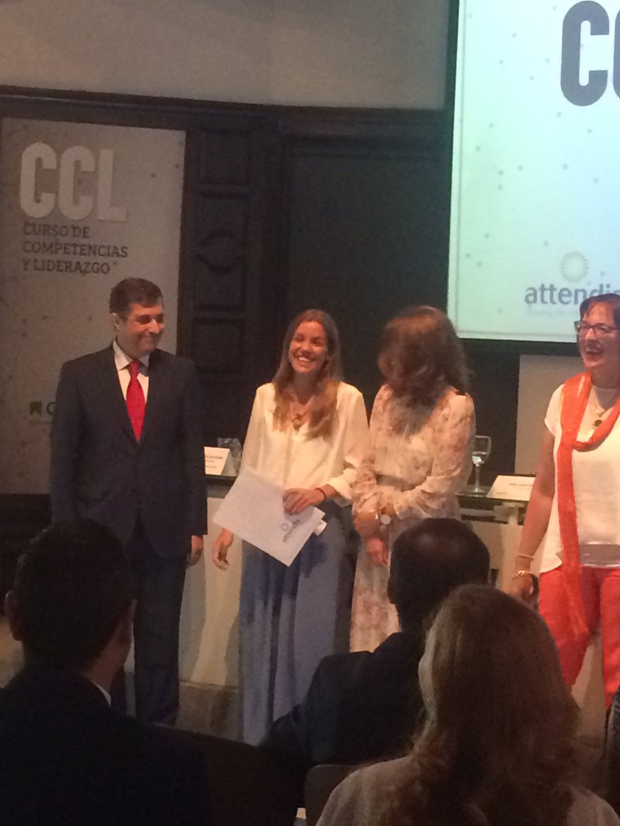 Entrega de diplomas del #CCL "curso de competencias y liderazgo" <a href="/attendis/">Grupo Attendis</a> a las profesoras Inma Alonso y Angela  Muniain