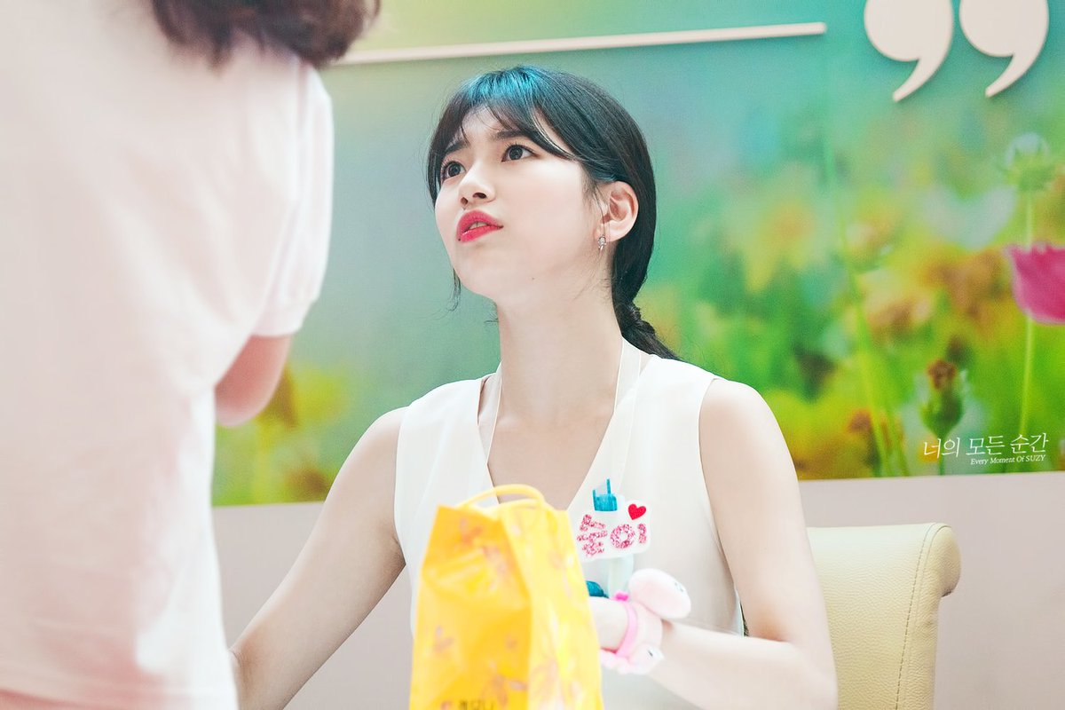 suzymoment94's tweet photo. 배수지..팬이랑 감정동기화 중ㅋㅋㅋㅋㅋㅋㅋ 표정 미치겠닼ㅋㅋㅋㅋㅋㅋㅋㅋ https://t.co/E3KKvsK3Oa
