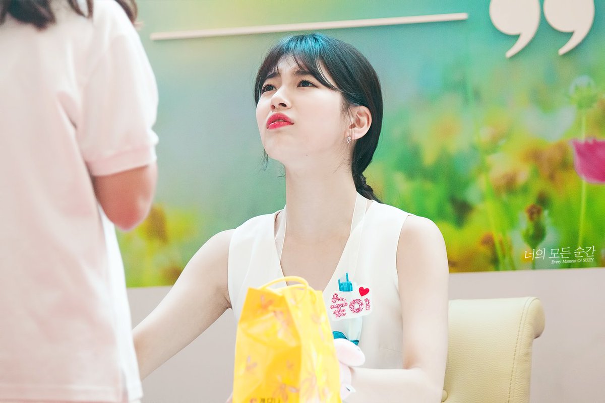 suzymoment94's tweet photo. 배수지..팬이랑 감정동기화 중ㅋㅋㅋㅋㅋㅋㅋ 표정 미치겠닼ㅋㅋㅋㅋㅋㅋㅋㅋ https://t.co/E3KKvsK3Oa