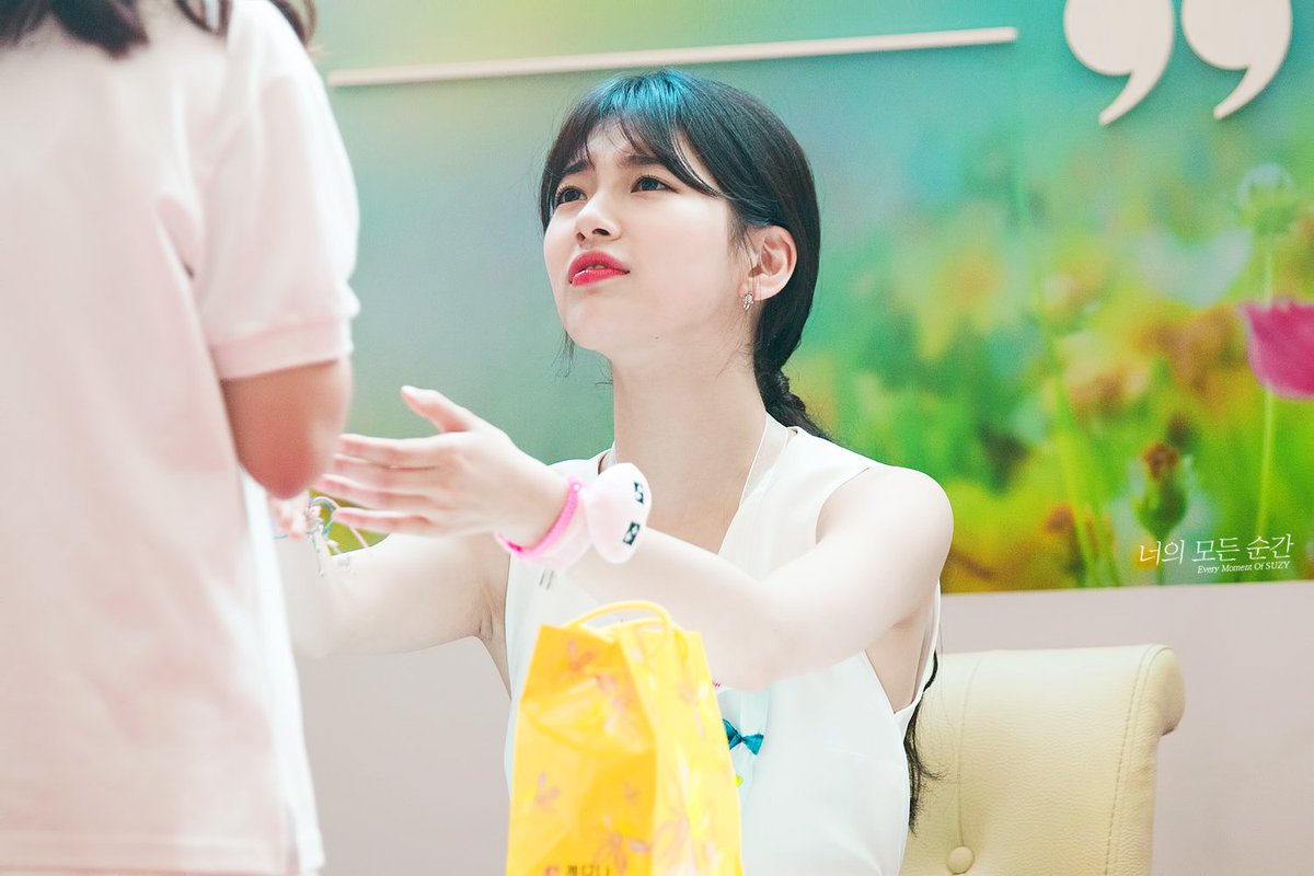 suzymoment94's tweet photo. 배수지..팬이랑 감정동기화 중ㅋㅋㅋㅋㅋㅋㅋ 표정 미치겠닼ㅋㅋㅋㅋㅋㅋㅋㅋ https://t.co/E3KKvsK3Oa