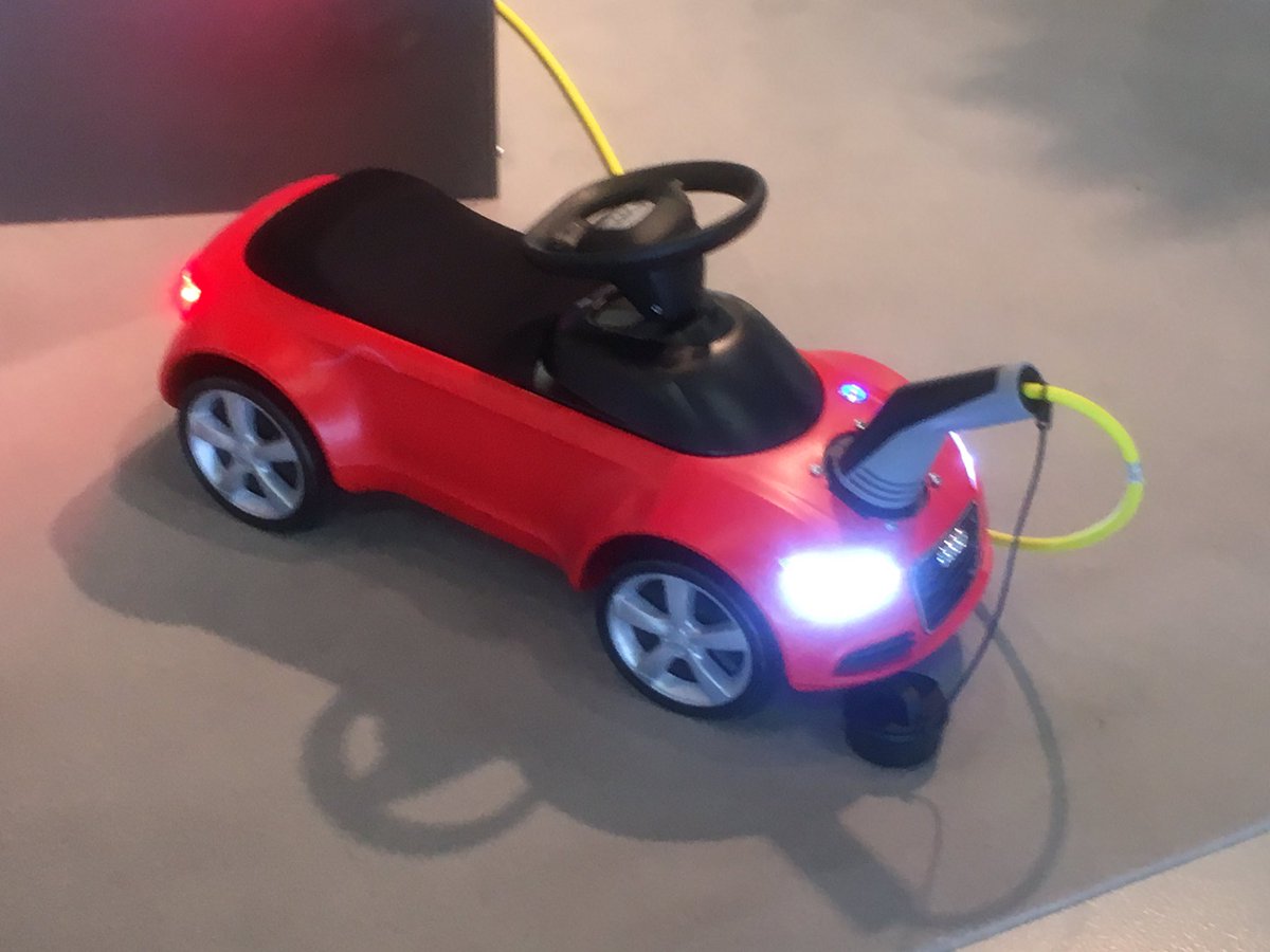 TeamTeslaS's tweet photo. #Wave2017 make a stop at #BernExpo. #TeslaSharing https://t.co/pH1dRMtolm