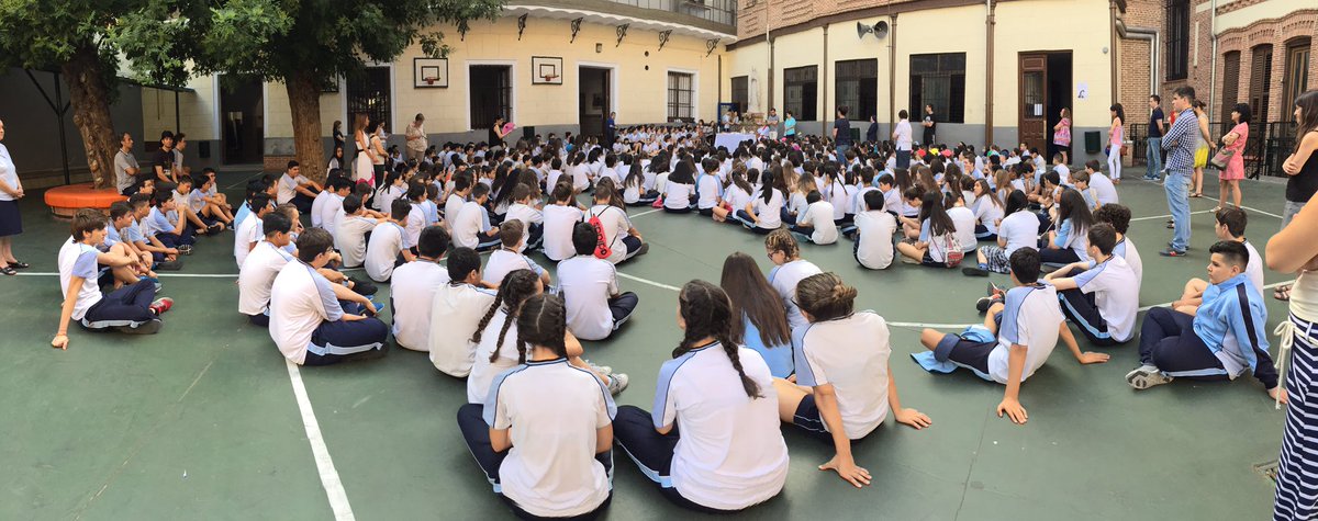 SagradoCMadrid's tweet photo. Otro año más celebrando juntos en nuestro patio la Eucaristía del Sagrado Corazón. https://t.co/fGbeYayXrL