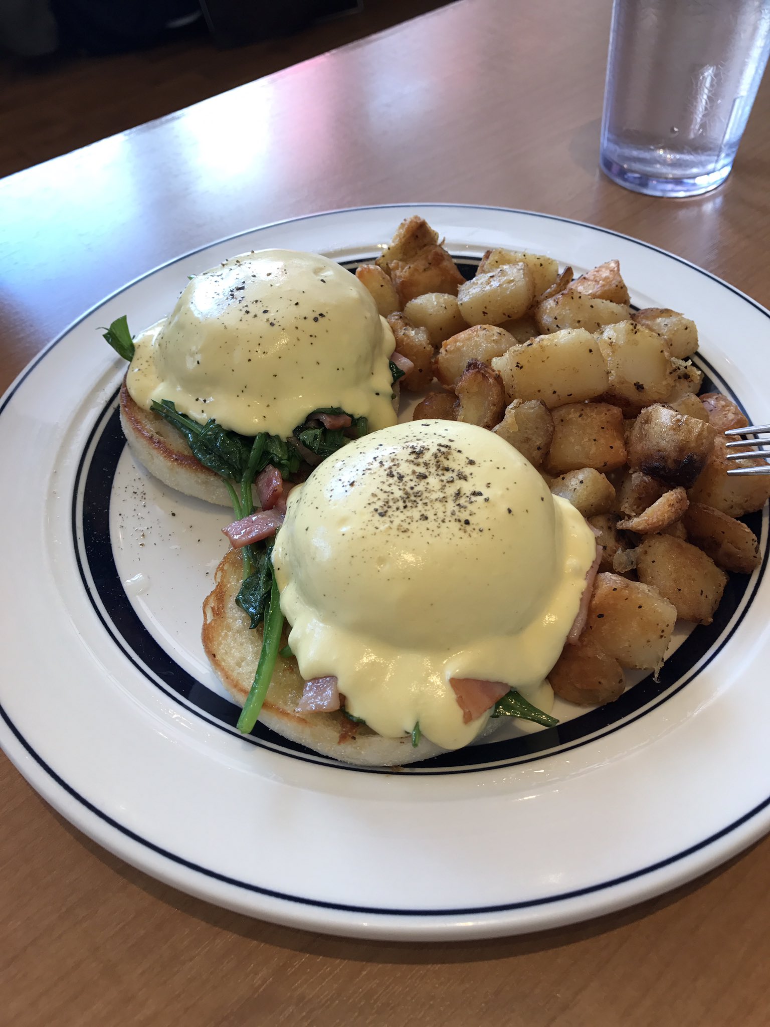 うゅりる エッグベネディクトとパンケーキ さて どこでしょう W ๑ 完全女子の食べ物や パンケーキとか見た目めっちゃ美味しそうやけど1口で飽きた T Co P9vqmyiiwb Twitter