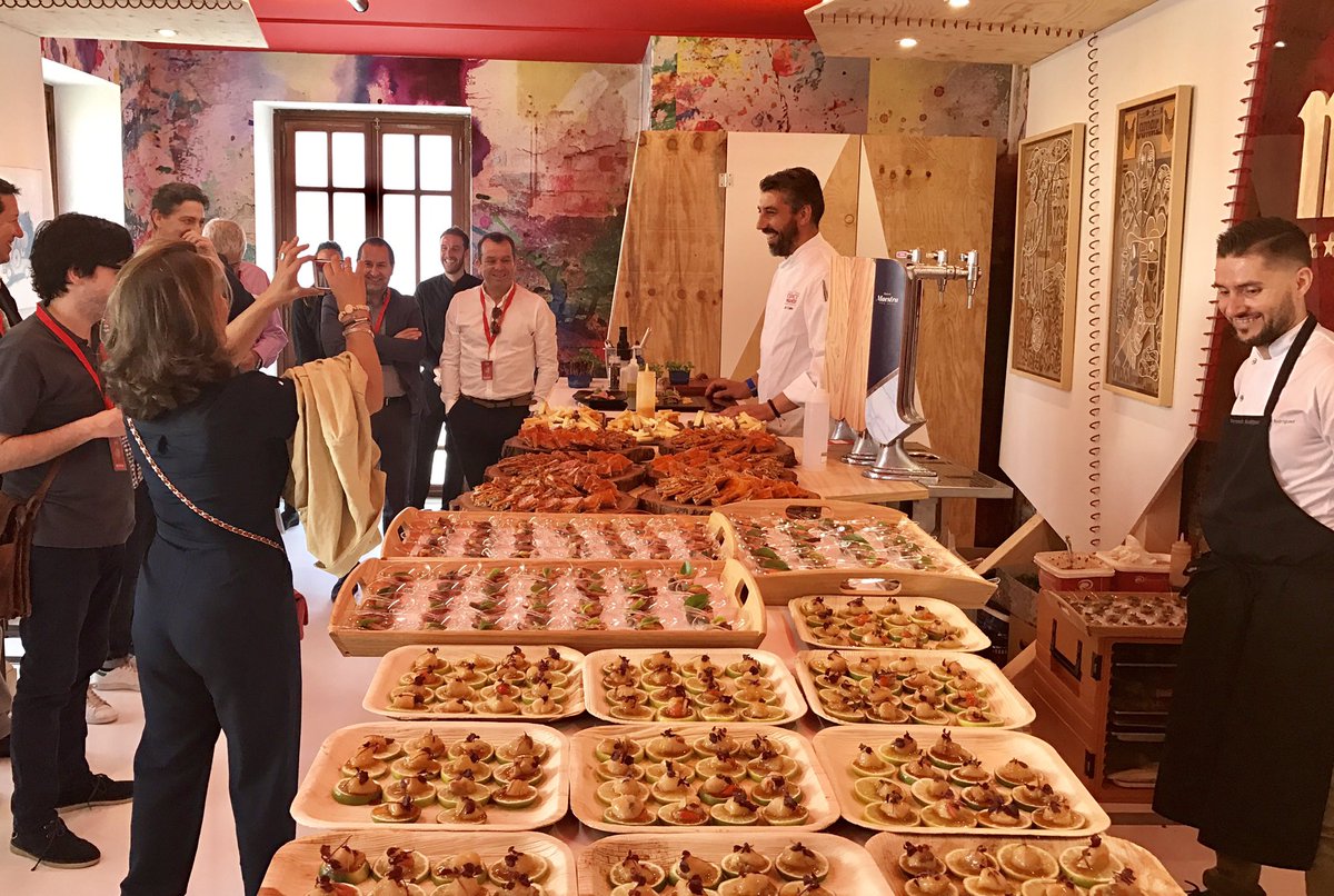 mahou_es's tweet photo. Momento para que @juancrujeiras y @NandoR17 nos presenten la gastronomía gallega acompañados del mejor sabor. #EspacioMahouCoruña 🍺 https://t.co/IyP9P55WvW