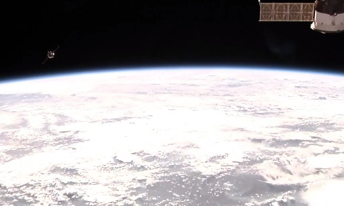 ISSonLive's tweet photo. Contact & capture!!!
#Russia's #ProgressMS06 cargo craft docks to rear of #ISS at 7:37am ET with over 3 tons of #supplies. https://t.co/DNFYEmdHAs