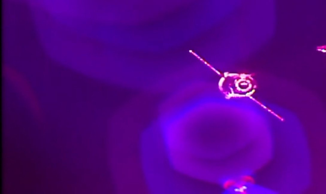 ISSonLive's tweet photo. Contact & capture!!!
#Russia's #ProgressMS06 cargo craft docks to rear of #ISS at 7:37am ET with over 3 tons of #supplies. https://t.co/DNFYEmdHAs