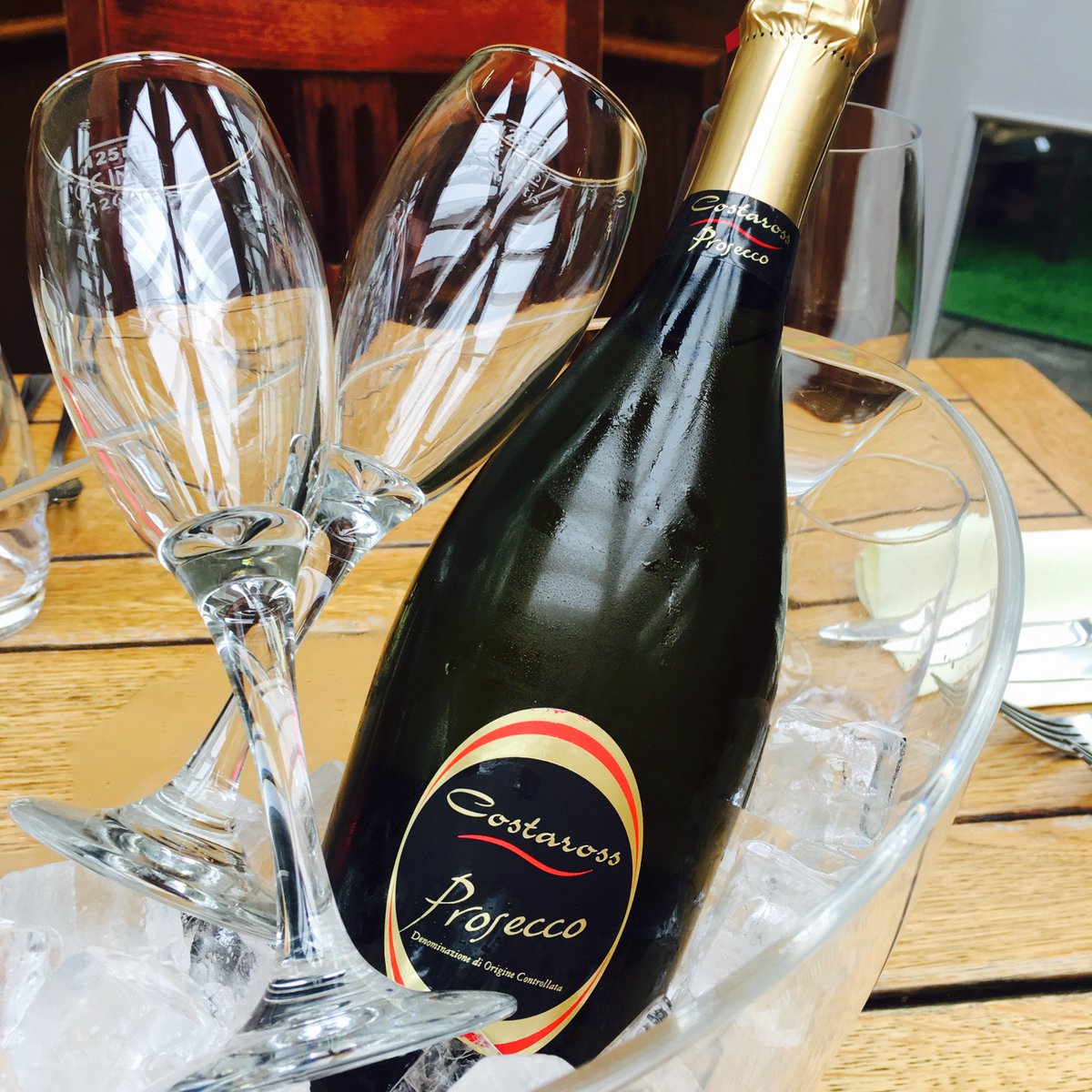 #FizzFriday time! Lots of lovely bubbles for that #FridayFeeling with Prosecco only £16 all day #BurtonRoad