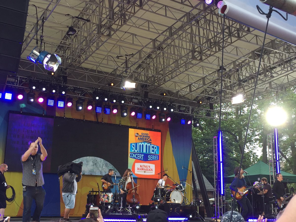 nikiraur's tweet photo. #LumineersOnGMA https://t.co/YFgJzB3b10