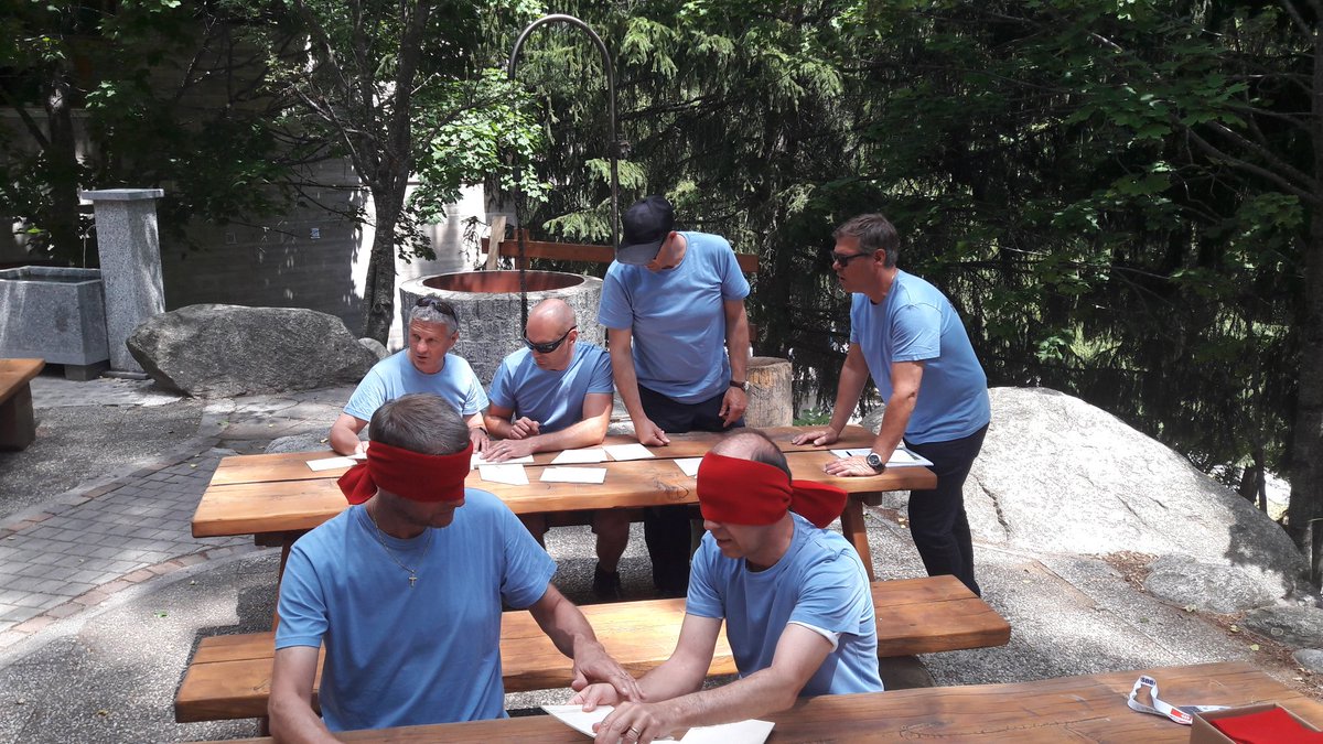 MarcoDirren's tweet photo. Blind-Puzzle ... klare Kommunikation ist Gold wert in der Zusammenarbeit  #infrafitnesscamp https://t.co/ThdG3HrAnk