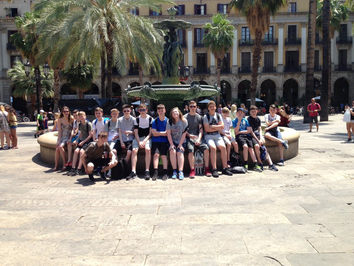 kentonBarca's tweet photo. In Plaza Reial with #TeamRyder and #TeamDonovan #KentonSchoolBarcelona2017 https://t.co/tDeQSemZbH