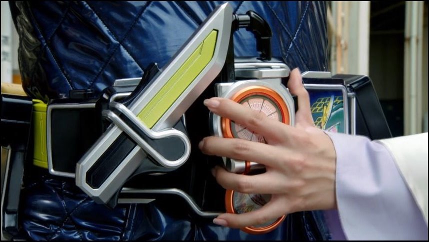 仮面ライダー のプロップサイズの変身ベルト。 変身前は子供サイズの