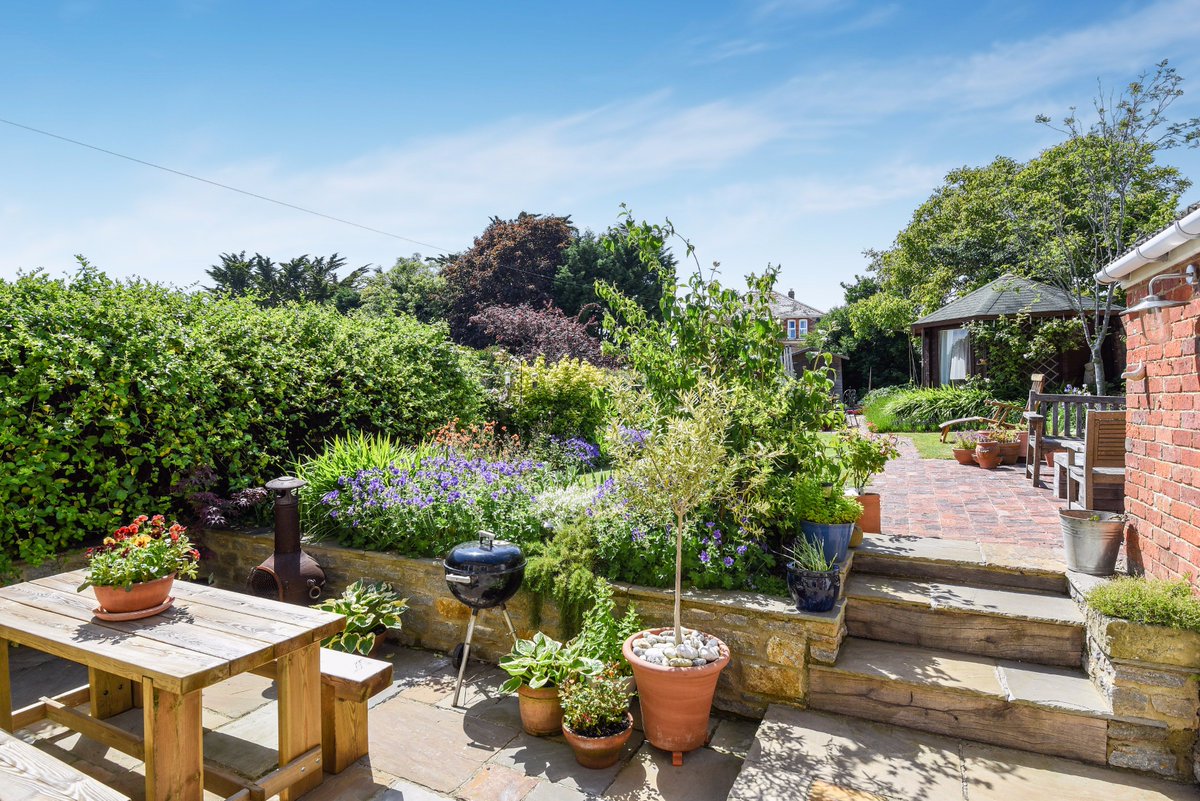 SymSamPoundbury's tweet photo. Fancy buying a detached house within minutes of the #beach #Weymouth? Ideal for a spot of sailing! Call 01305 251154 for details.#property https://t.co/K5fE5CMX4u