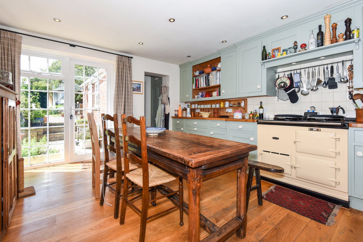 SymSamPoundbury's tweet photo. Fancy buying a detached house within minutes of the #beach #Weymouth? Ideal for a spot of sailing! Call 01305 251154 for details.#property https://t.co/K5fE5CMX4u