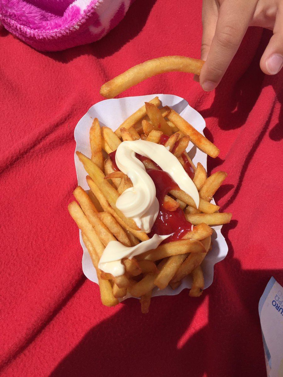 Social_Selena's tweet photo. Nicht schmeckt so sehr nach Kindheit als PommesRotWeiss nach 2 Stunden schwimmen und blauen Lippen #throwbackfriday #brückentag #badepark https://t.co/Hr9mS53I55