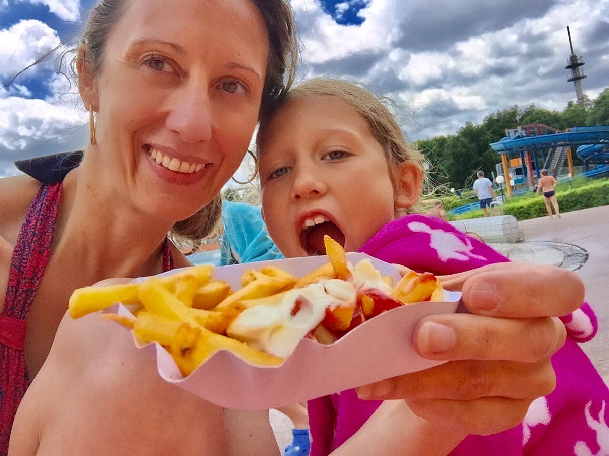 Social_Selena's tweet photo. Nicht schmeckt so sehr nach Kindheit als PommesRotWeiss nach 2 Stunden schwimmen und blauen Lippen #throwbackfriday #brückentag #badepark https://t.co/Hr9mS53I55