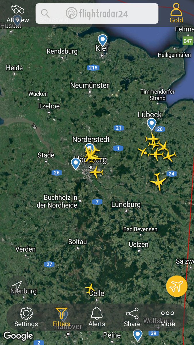 SpieleWERT's tweet photo. All flights to #Hamburg Airport are currently holding. Reason unknown. https://t.co/Ajg2nnMIJ5