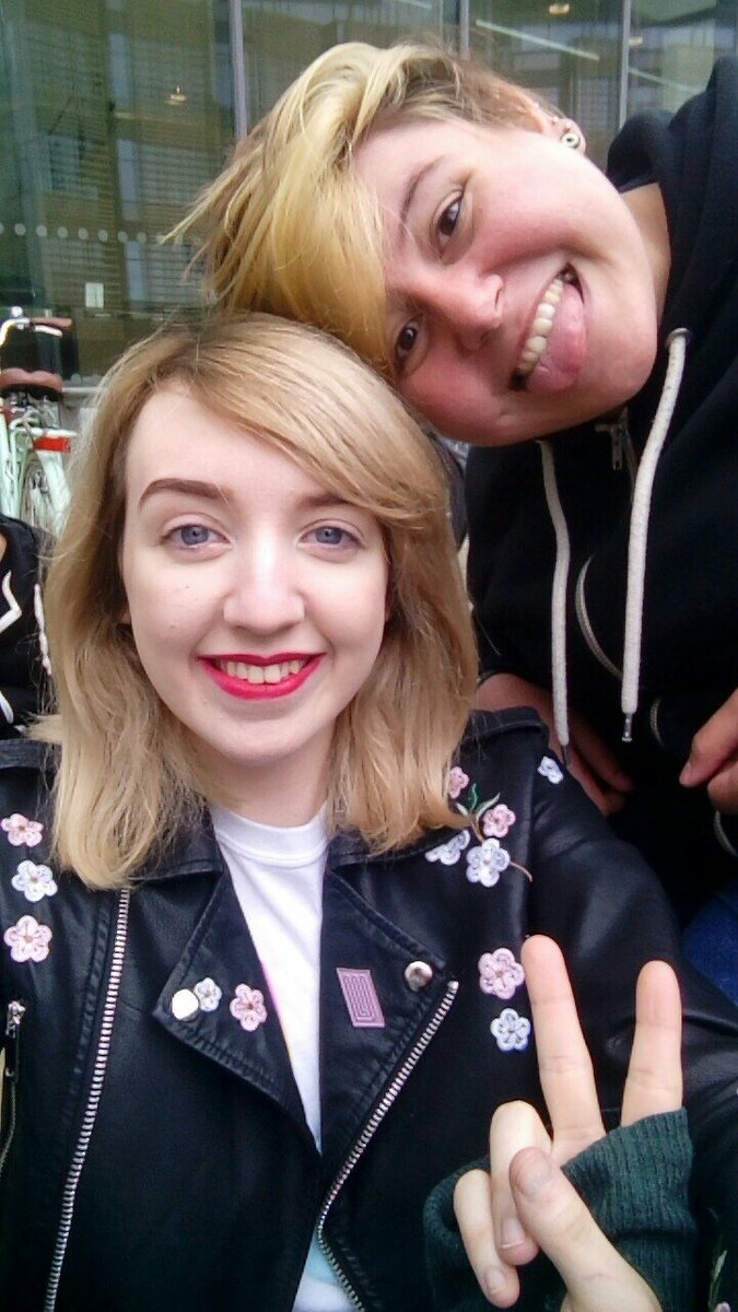 ParamoreFansNI's tweet photo. Pmore queueing! @yelyahwilliams @yelyahwilliams @paramore @zacfarro @itstayloryall https://t.co/bUz9w4Icty