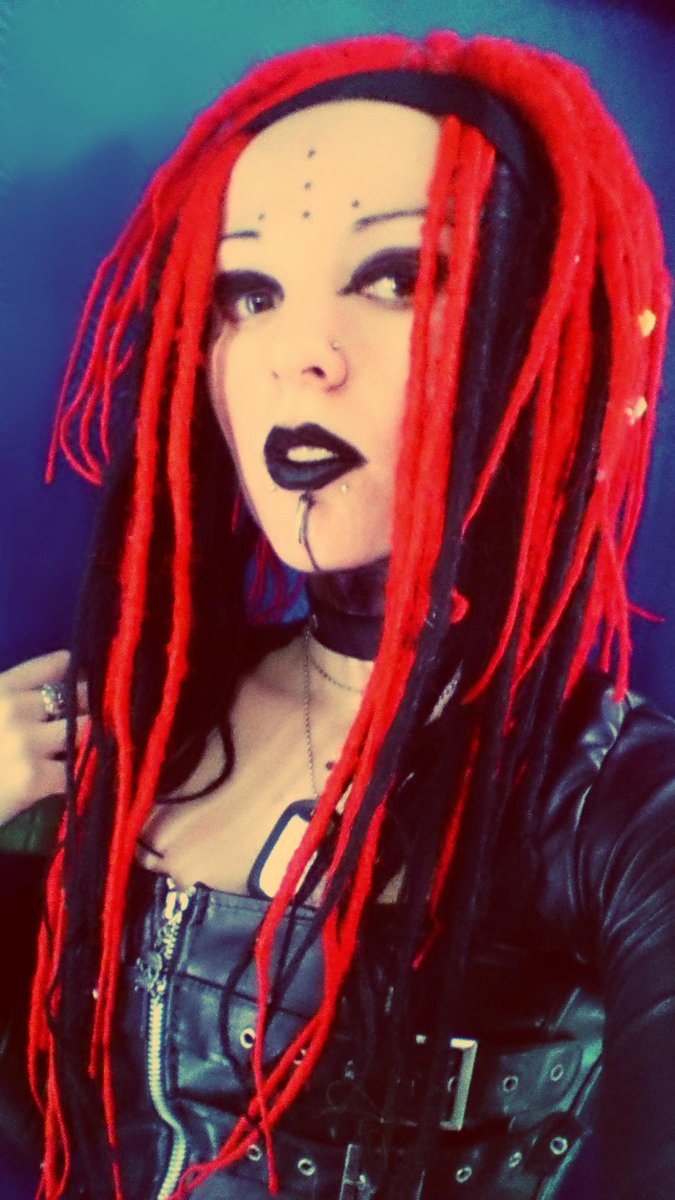 GingerFilins's tweet photo. #RedAndBlack https://t.co/N2jRlbVrEa