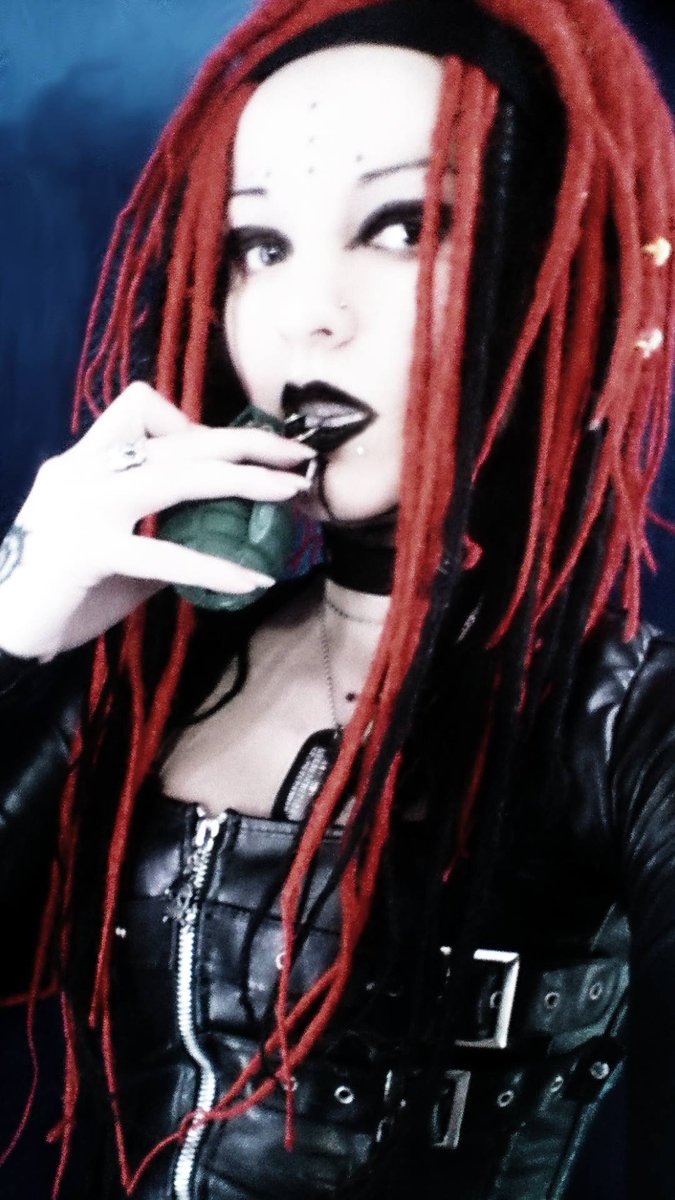GingerFilins's tweet photo. #RedAndBlack https://t.co/N2jRlbVrEa