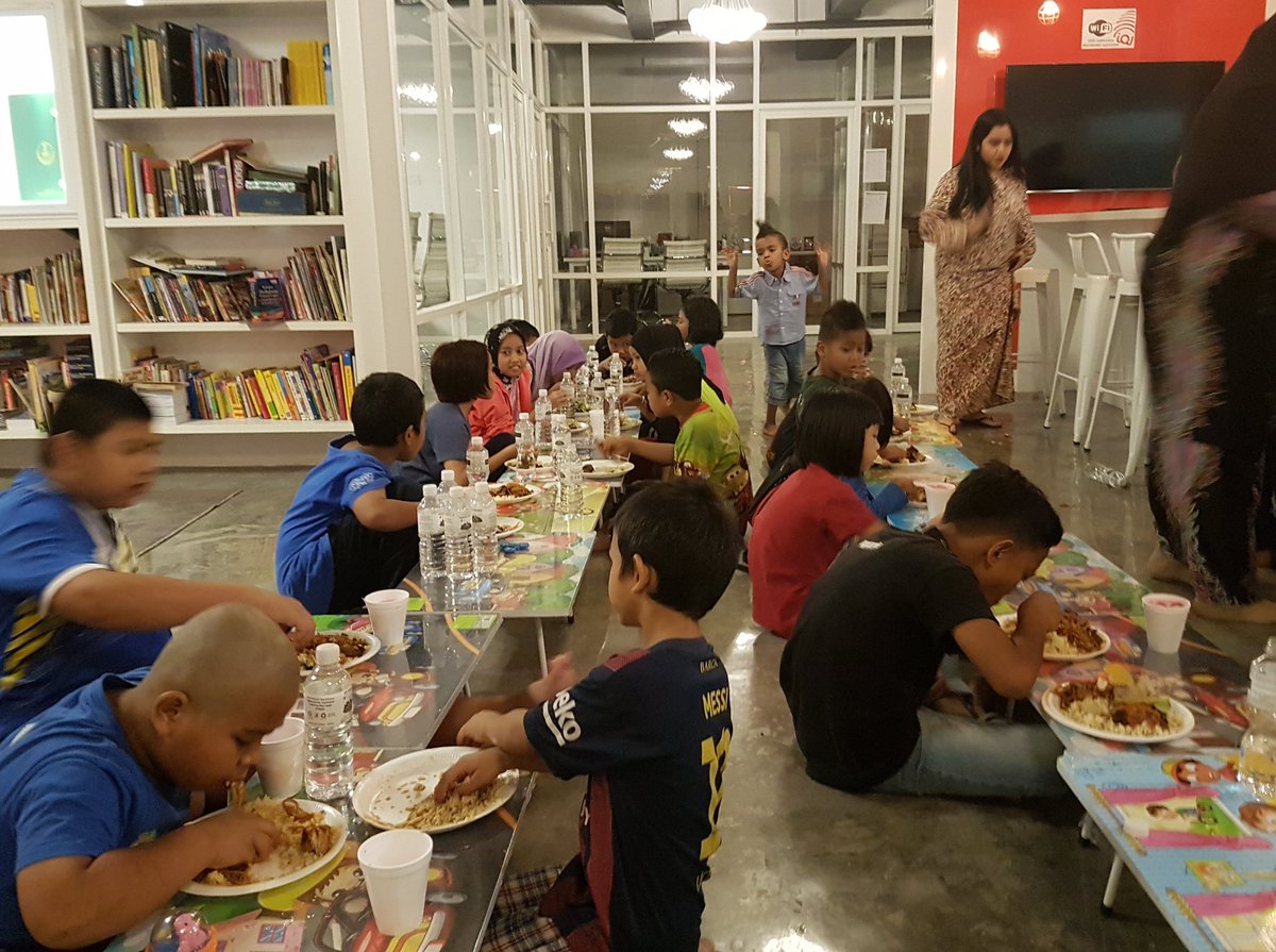 Institut Onn Ja Afar On Twitter Underprivileged Kids Enjoying The Breaking Fast Meals At Night Class Organized By Buku Jalanan Chow Kit At Ioj Volunteer Center Https T Co Zcmphuwab3
