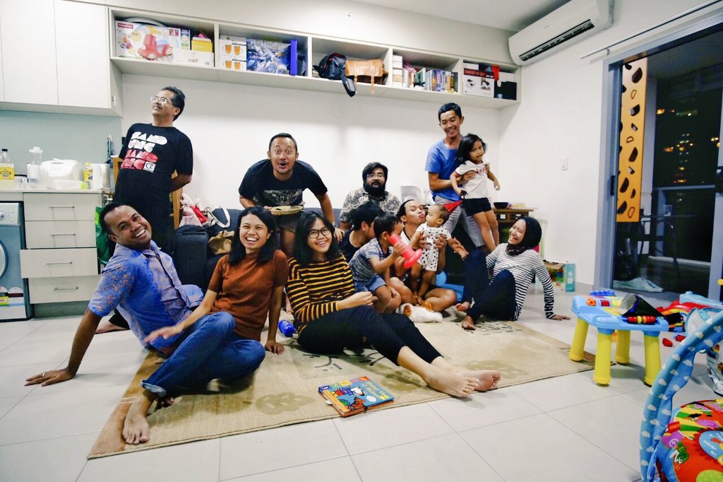 JherryM88's tweet photo. What a good way to start the weekend! #Bukapuasa @kridarwin @hesthi_pramodya @Jef_Nainggolan @shena_dmynt @fat_wibi @lubis_yandra https://t.co/3SvXMP4duc