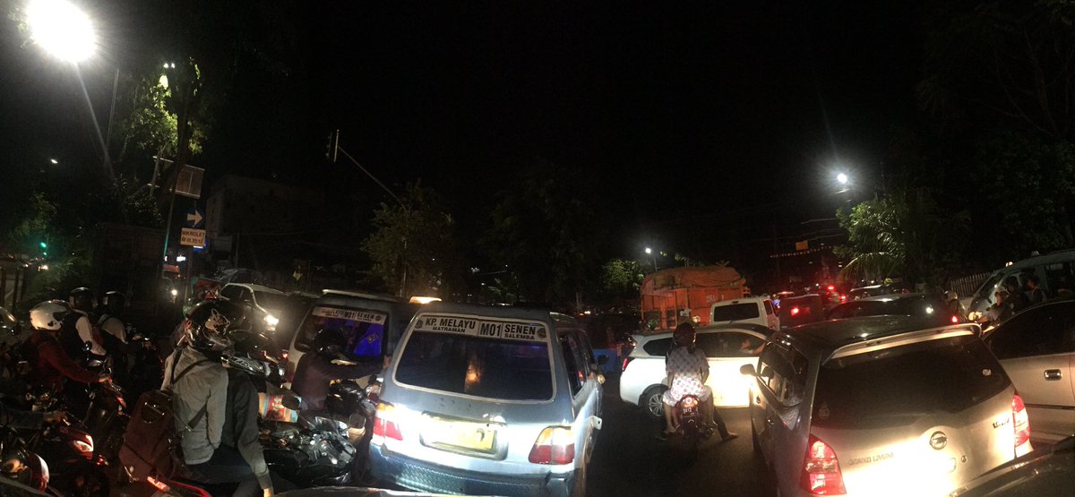 angkasaputra's tweet photo. @TMCPoldaMetro ampun pak, macet tingkat dewa nih di pintu kereta bungur. Mohon bantuan petugas @NTMCLantasPolri https://t.co/d4TpVAGy7Z