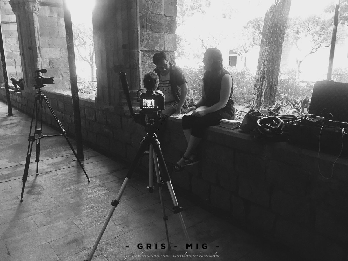 gris_mig's tweet photo. Dia de filmació amb els nostres amics de @SuburbiosPC i amb Daniel Jándula i  la convidada Noemí Navarro. 
Gràcies per la bona estona!! https://t.co/4jQEpGHaDZ