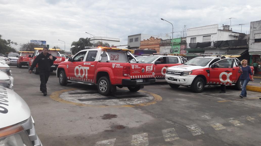 paolarenedo's tweet photo. Así arranca otro día. Cambio de guardia
Turno Día! Te seguimos cuidando!!
#MovilCot #SPC #COT
#BaseCarupa #SubsecretariaOperativa https://t.co/KquW3FGbDU