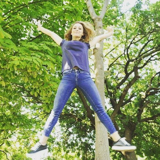 Kapsulstore's tweet photo. Hafta sonu gelince ruh halimiz..
#haftasonu #kapsulstore #organikpamuk #basictshirt https://t.co/h5fkQyBFKA