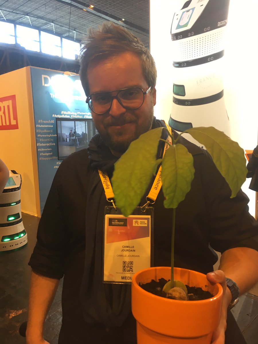 SpotLightCCS's tweet photo. John 🤳: premier contact de John avec un blogueur de renom @camillejourdain !#VivaTech2017 
#borntobewai 
#SelfiewithJohn 
#sorrytodisrupt https://t.co/TsqgWQyHAB