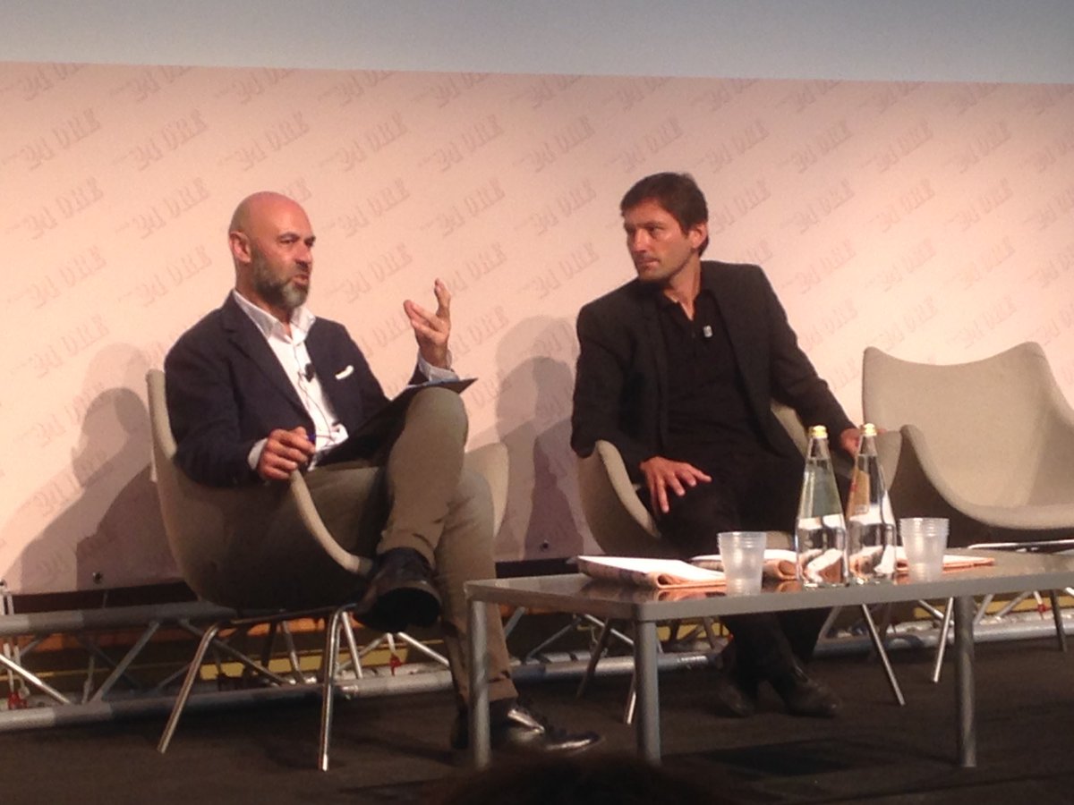 LolloNicolao's tweet photo. #Master24ORE @CarloGenta24 intervista @leo_de_araujo al @sole24ore a #Milano. Si parla di #business e #calcio. Grazie @Formazione24ORE! https://t.co/OCVV4MprEC