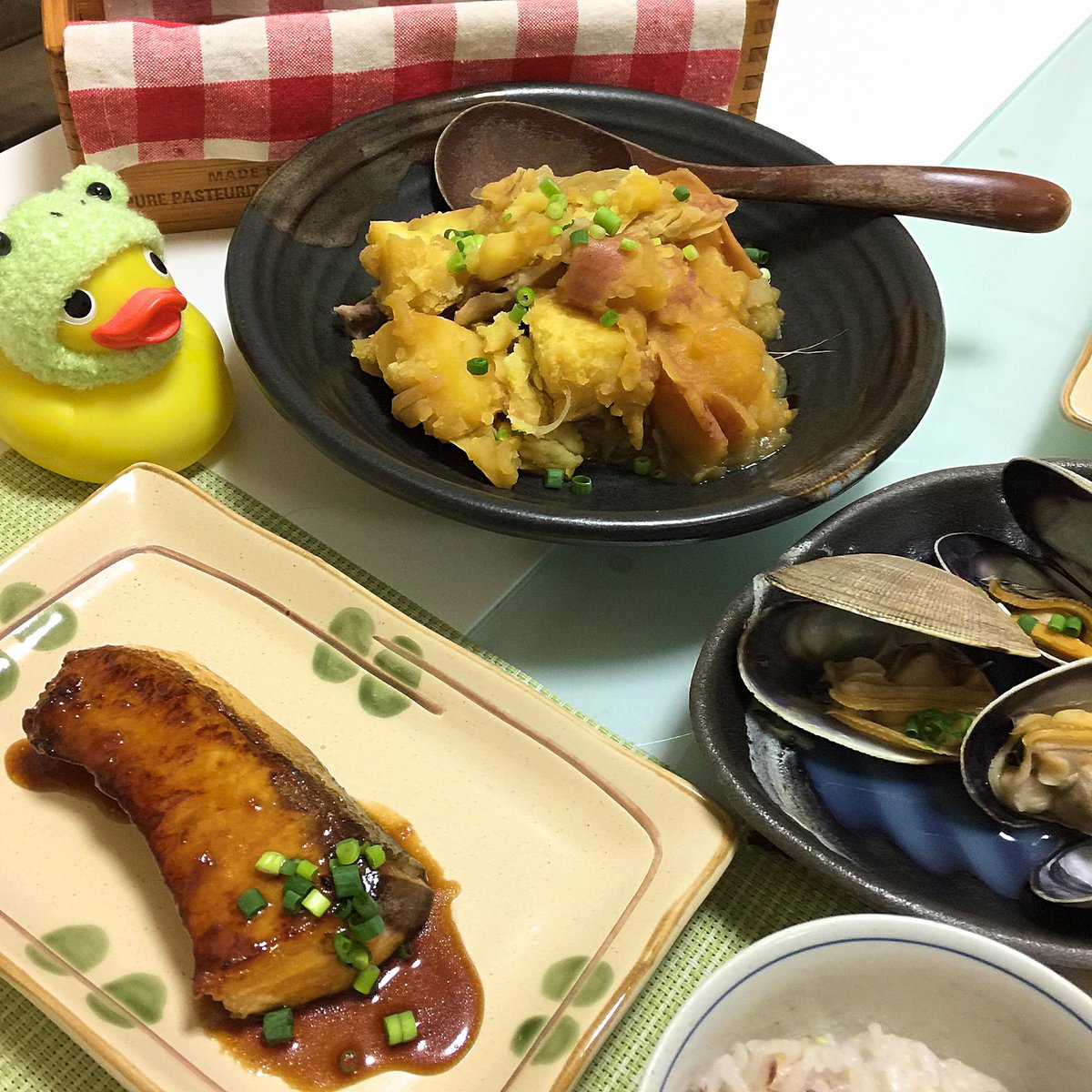 高野しろねこ 今日の白猫ご飯 肉じゃが 鰤の鍋照り焼き 大アサリの酒蒸し とこちゃんから頂いた皮の赤いじゃがいもアンデスレッドをニンニク肉じゃがに このじゃがいもはすごく甘みが強くてホクホク 煮崩れしちゃうけどすっごく美味しいんだよー 高野しろねこ 今日の白猫ご飯 肉じゃが 鰤の鍋照り焼き 大アサリの酒蒸し とこちゃんから頂いた皮の赤いじゃがいもアンデスレッドをニンニク肉じゃがに このじゃがいもはすごく甘みが強くてホクホク 煮崩れしちゃうけどすっごく美味しいんだよー