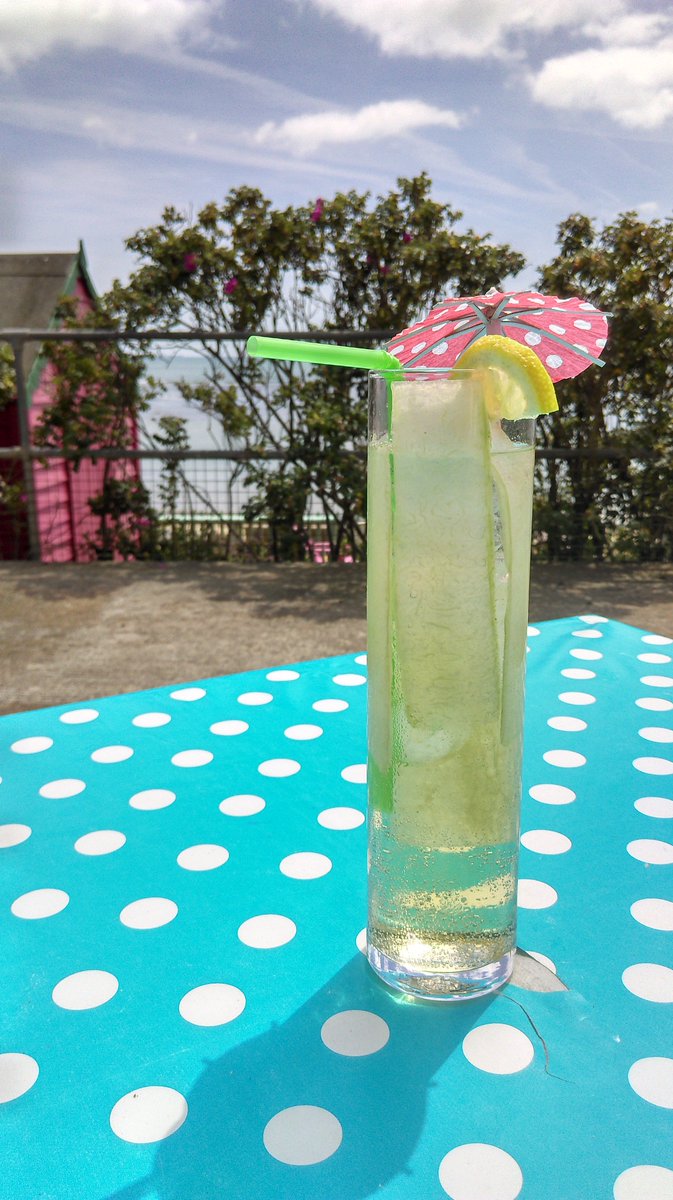 The Beach Hut Bembridge, summer gin cocktail with elderflower and apple. 😛