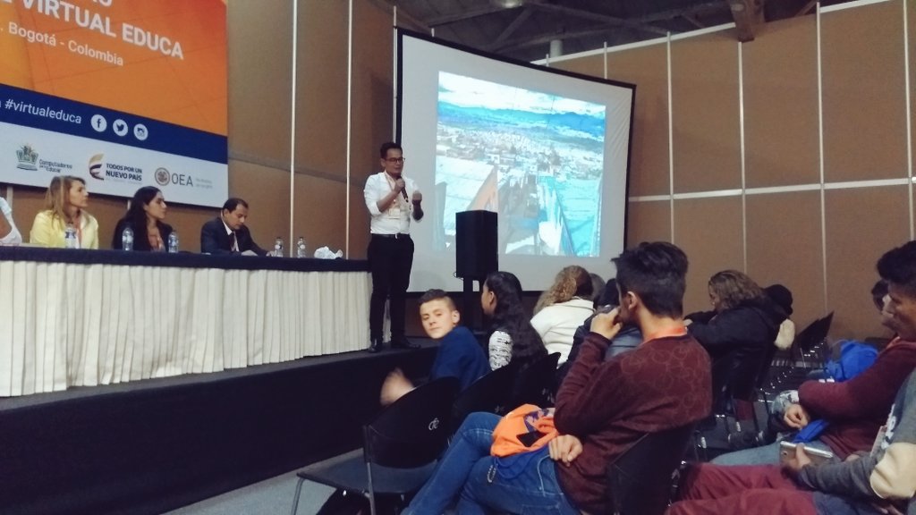 docamposz's tweet photo. "La única pobreza habita y crece en nuestra cabeza" @itrianab hablando de @BiblioSeo Él hace parte de los #maestrosqueinspiran en el mundo https://t.co/mJgKZHCMvB