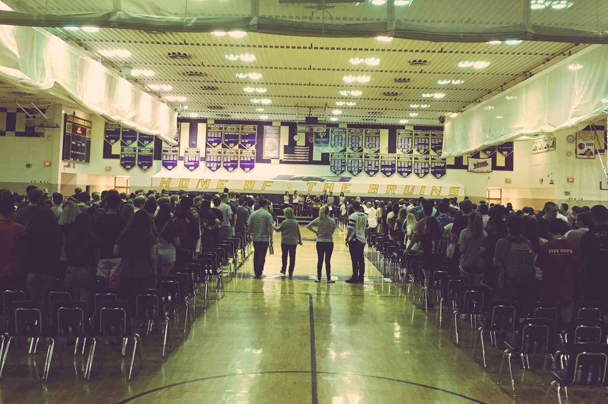 LBHSCounseling's tweet photo. LB Class of 2017 Graduation Rehearsal #2  #Class0f2017 🎓@lbclassof2017 https://t.co/qnnvm5JL9j