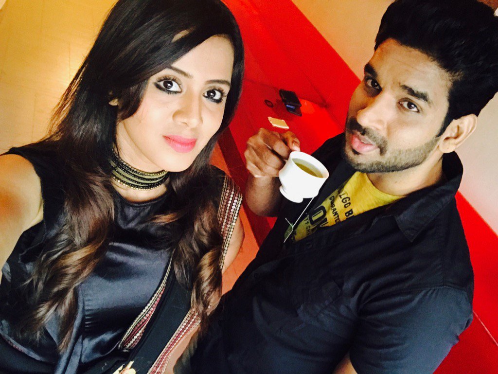 VjAnjana_FC's tweet photo. Watching #CafeTeaArea #weekendtreat #SareeLove Asusual gorgeous & Stunning luk๐โค#LadyinBlack #Gleamingeyes #lotsofluv๐๐๐ https://t.co/gbLA6jrZ45
