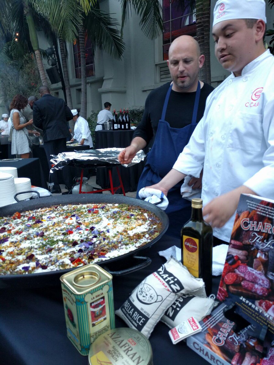 Éxito rotundo de las #paellas con #carnedeIbérico hechas por <a href="/ChefJeffWeiss/">Jeffrey Weiss</a> en #LARisingStars <a href="/Star_Chefs/">StarChefs</a> 13/06 de mano de <a href="/FoodWineSpain/">FoodWineSpain</a>