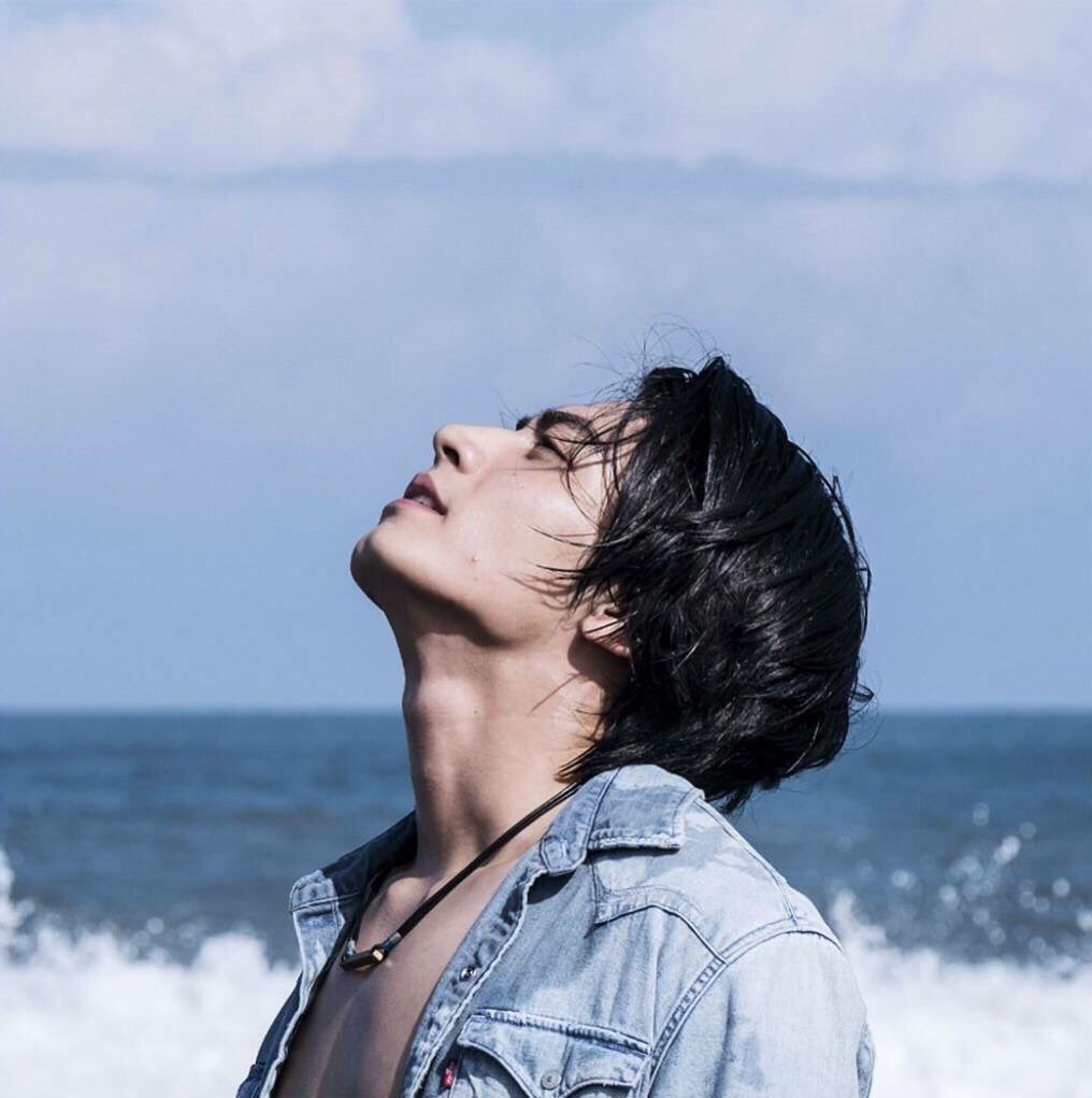 25 見上げる 横顔 女性 横顔 見上げる