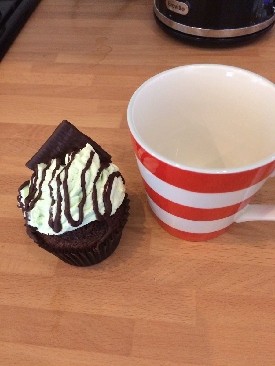 kathyblanch17's tweet photo. Cuppa and cupcake made by my @AcademiWales colleague @Poidaddy in support of our  charity @AlzSocCymru #perksof workingwithross https://t.co/5VCRyYOxBr