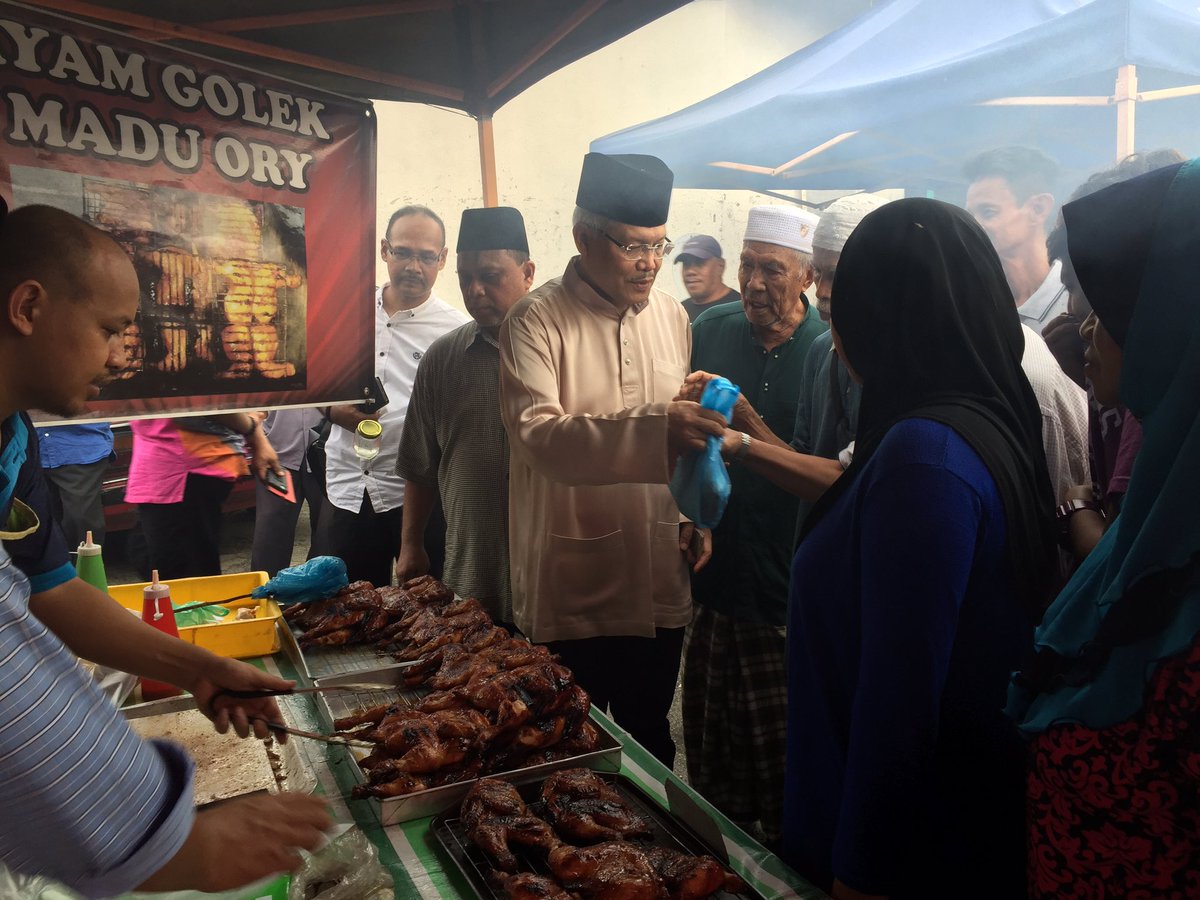 farizrazali's tweet photo. Ahli Parlimen Larut @dhzhamzah melakukan 'walkabout' di Bazar Ramadan Pekan Selasa Batu Kurau. #CaringMP https://t.co/4xBP3uP4ME