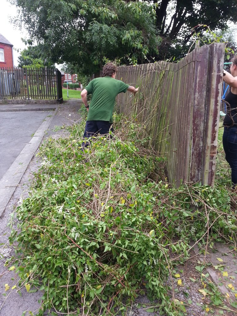 Redpike walk residents clearing gardens <a href="/FirstForFCHO/">First Choice Homes Oldham</a>
