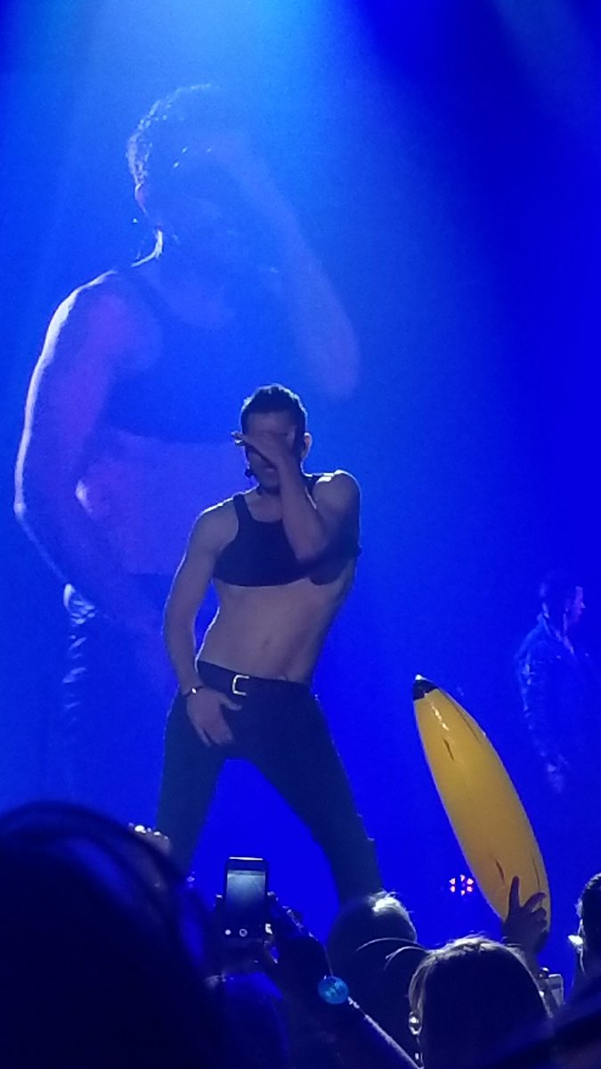 Devon2266's tweet photo. So this happened.....🤤 @jordanknight  #blushing  🤗 #banana 🍌 #seeyouintoronto https://t.co/QiHQN9HAGB