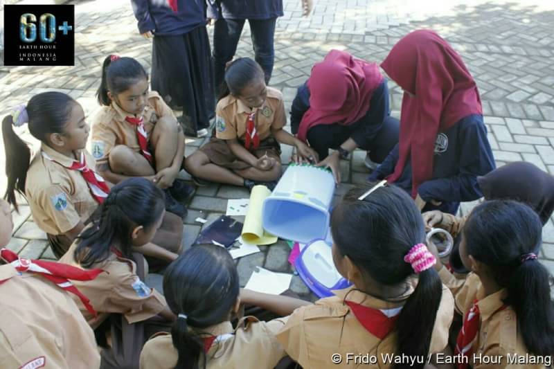 EHMalang's tweet photo. Aksi yg dilakukan, seperti Menanam Pohon, Edukasi Dampak Buruk Sampah &amp; Pembuatan Reusable Bag SDN murid Ngadirejo 1 Jabung.
#IniAksiku https://t.co/Wu03znZ6AN