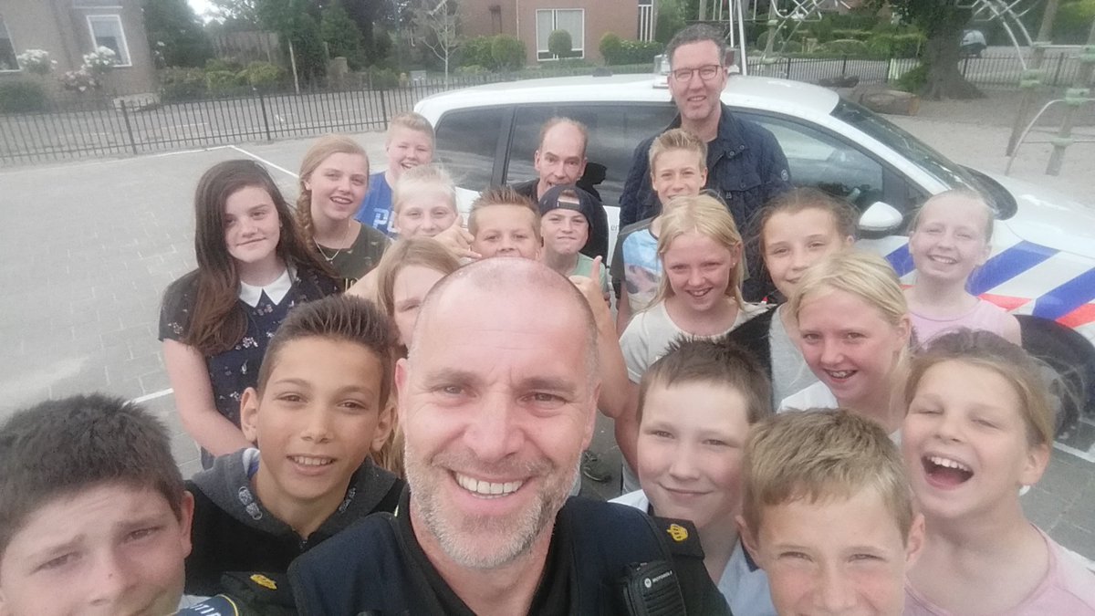 trailbonky's tweet photo. Zojuist #Sophie van de #Lindenkringschool geholpen met haar spreekbeurt. Aan de energie van haar klasgenoten lag het niet ;-) #SintAgatha https://t.co/MfA3NCCNrc
