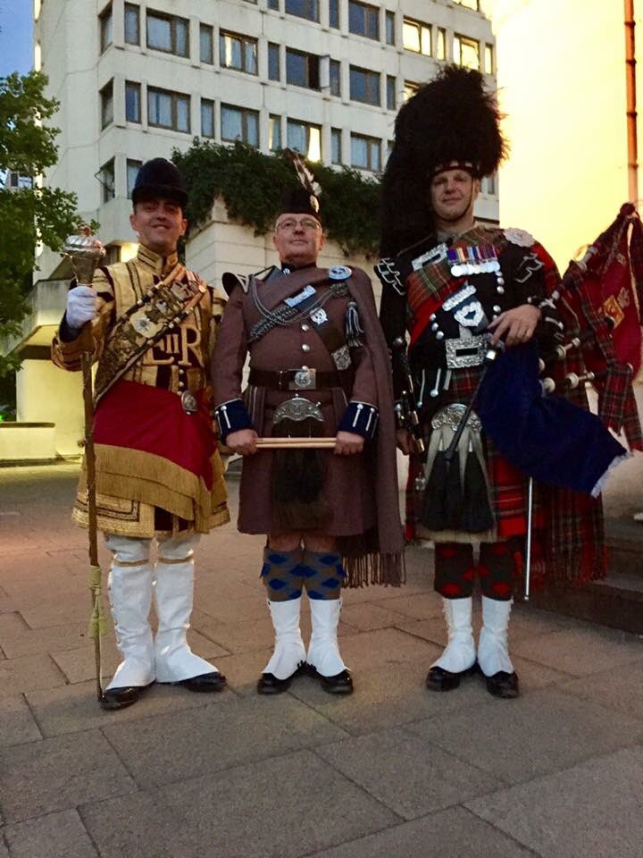 StuartThePiper's tweet photo. Household Division Beating Retreat 2017. #BeatingRetreat17, #Armyinlondon, #London Scottish. https://t.co/FTlbwyhRhC