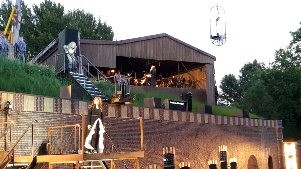 GooisLyc's tweet photo. 70 leerlingen van 4 en 5 gym bezochten #styx #hollandopera op #fortrijnauwen Geweldige zang met spektakel op bijzondere locatie! https://t.co/g5xnuDdYxo