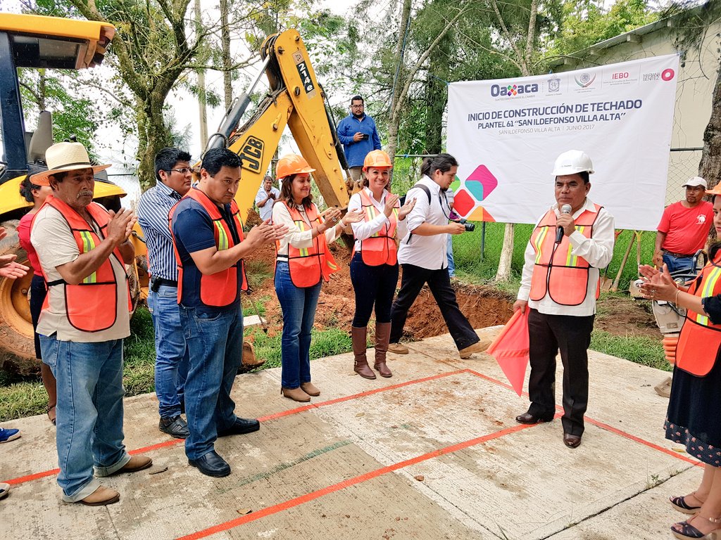 IEBO_GobOax's tweet photo. Con apoyo de los Dip. Fed. @marianabenitezt y @Candido_Coheto, se inició la obra de #TechadoDeCancha del #Plantel061, invirtiendo 1.7 MDP. https://t.co/qycwD5LAk6