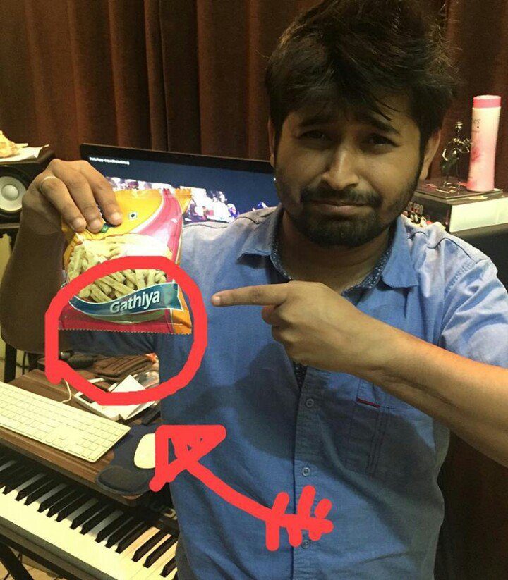 CHAIHOLIC_'s tweet photo. When Pankaj Ingti went to him &amp; show his choreography for a new video song. https://t.co/Laj8AJvBjT