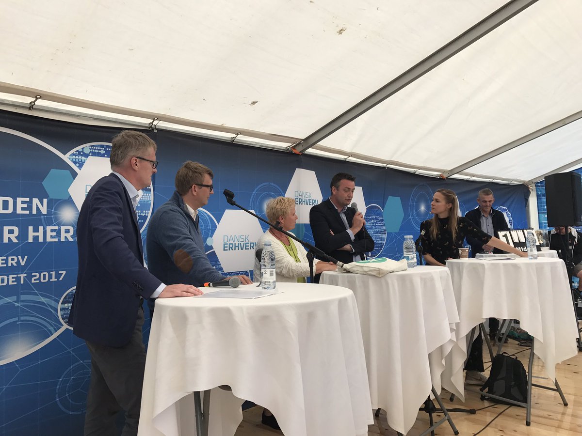 NynneScheuer's tweet photo. 'Danskerne og LO elsker globalisering' quiz m @signemolde @DanskErhverv @LauritsRoenn @troelslundp @LRisgaard  #dkpol https://t.co/VcB0piUPrm